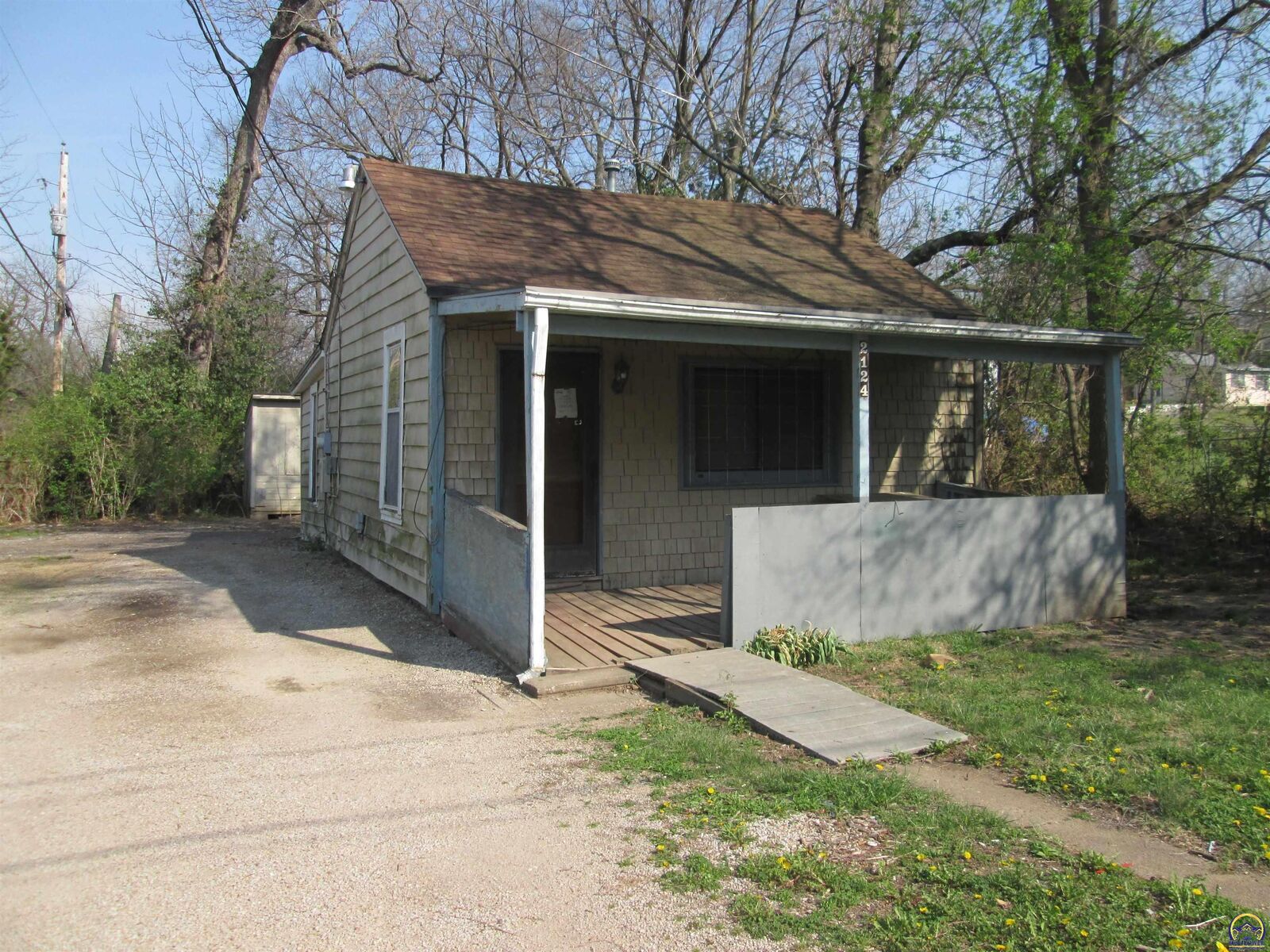 Property Photo:  2124 SE Indiana Ave  KS 66605 