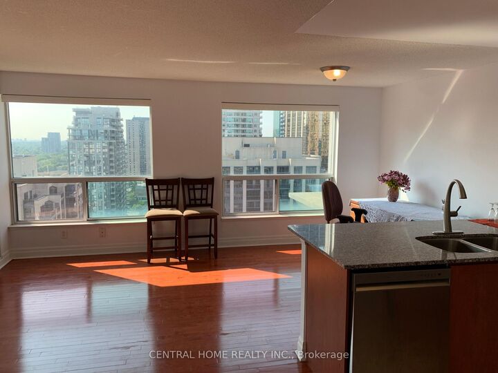 Property Photo: 21 Hillcrest Avenue 2203 ON M2N 7K2
