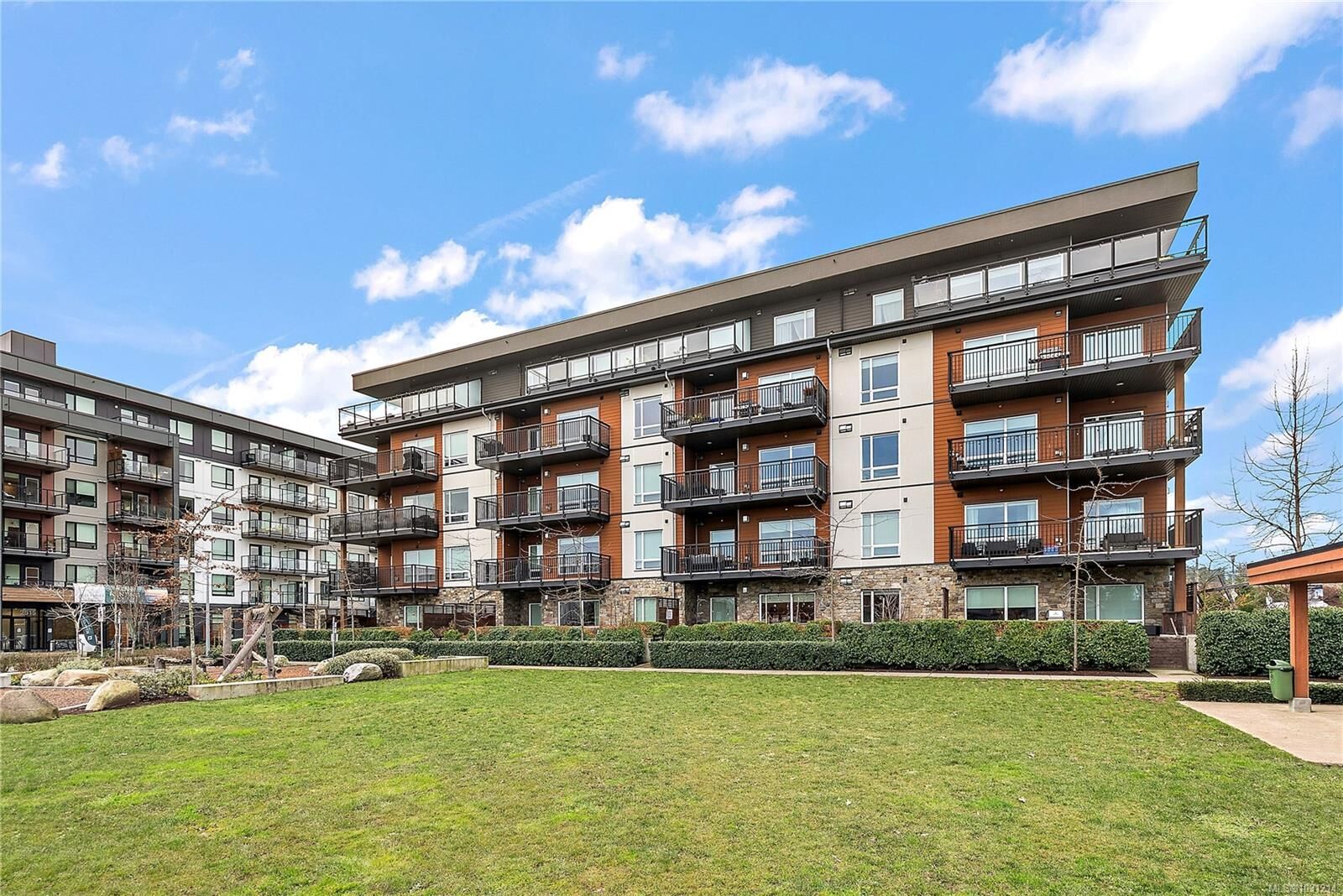 Property Photo:  2500 Hackett Cres 402  BC V8M 0C1 