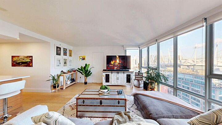 Property Photo:  930 Cambie Street 1901  BC V6B 5X6 