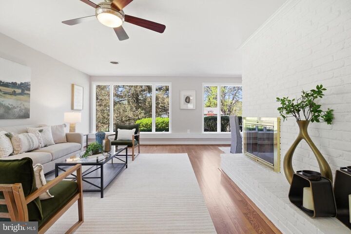 Property Photo: 9924 Pinehurst Avenue VA 22030