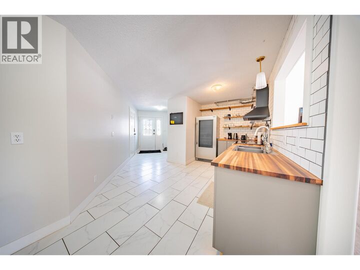 Photo de la propriété:  9917 115 Avenue  BC V1J 6R8 