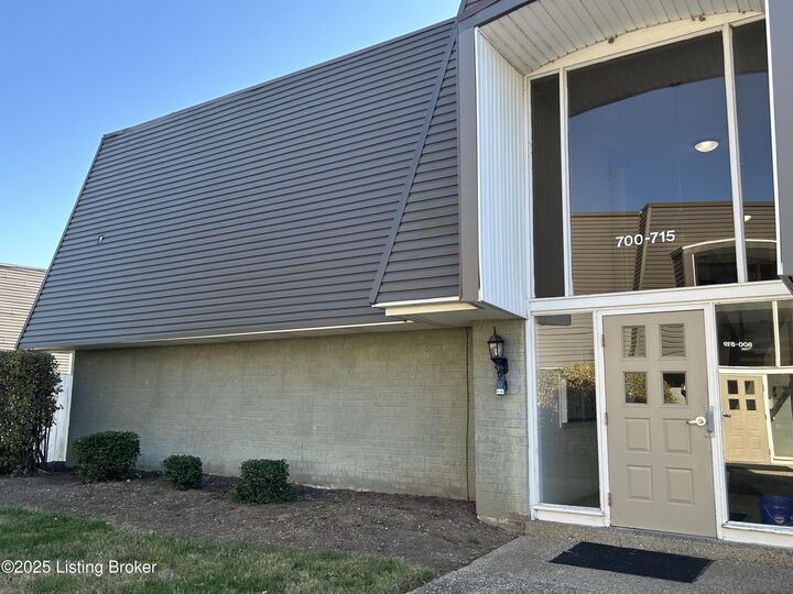 Property Photo:  714 La Fontenay Ct  KY 40223 