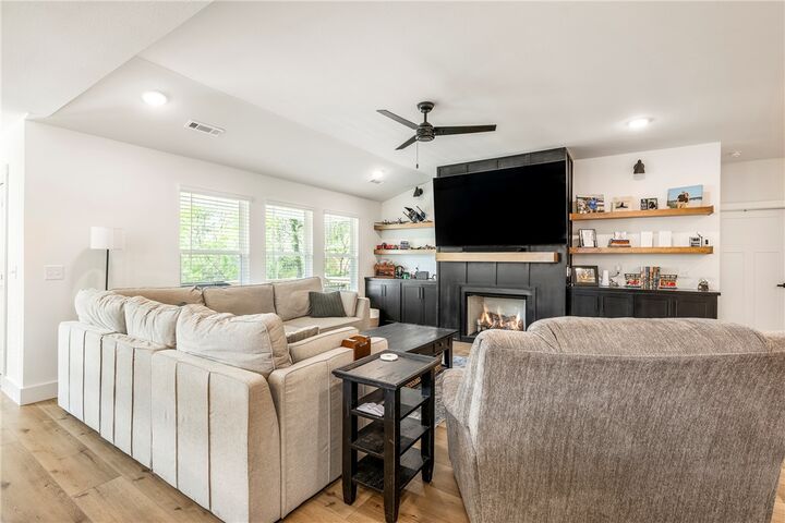 Property Photo:  4 Roxburgh Lane  AR 72715 