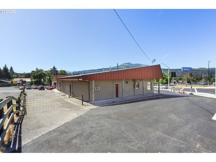 Property Photo: 2727 Cascade Ave OR 97031