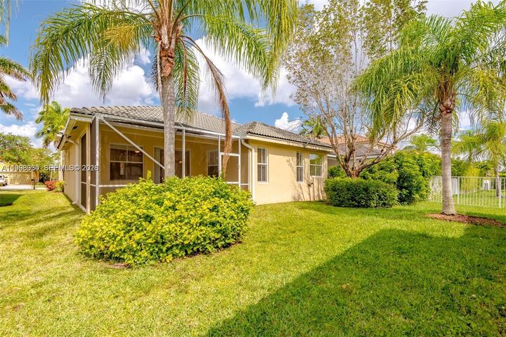 Property Photo: 1877 Aspen Ln FL 33327
