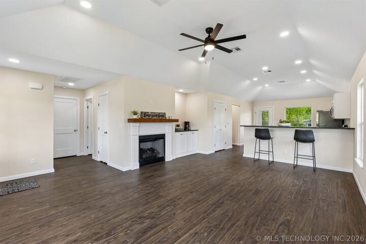 Property Photo: 1019 N Central Avenue OK 74023