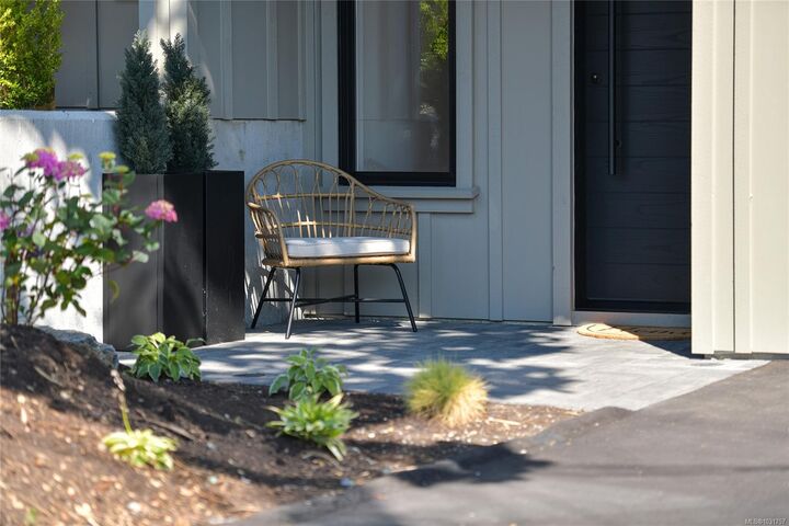 930 Falaise Cres #3 — photo 1