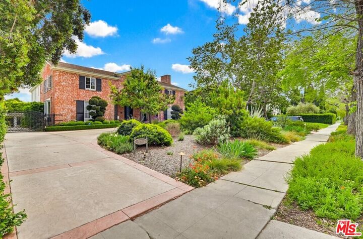 Property Photo: 516 S Rimpau Blvd CA 90020