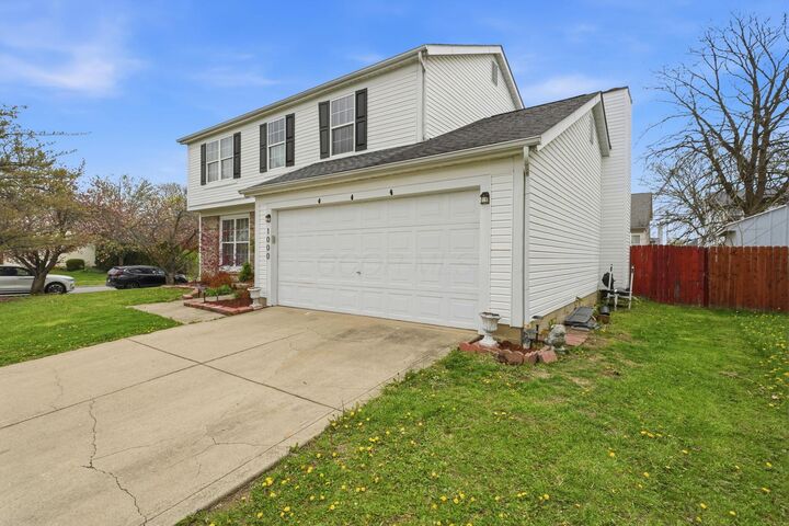 Property Photo: 1000 Beaujolais Place OH 43119