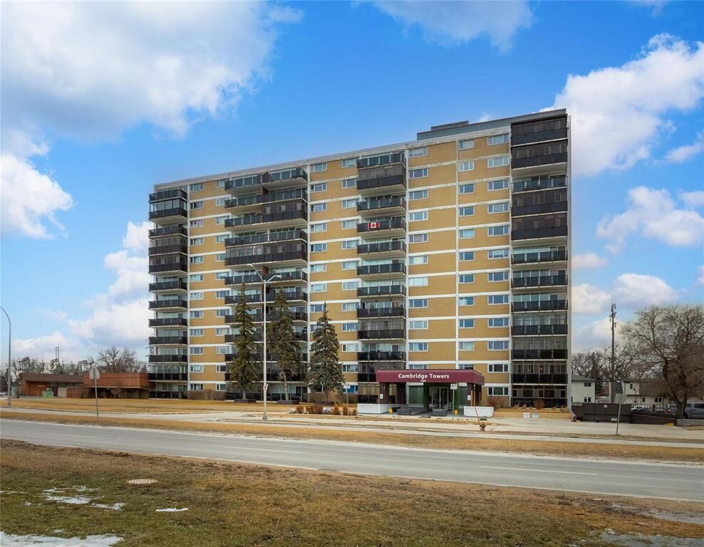 Property Photo:  1305 Grant Avenue  MB R3M 1Z7 