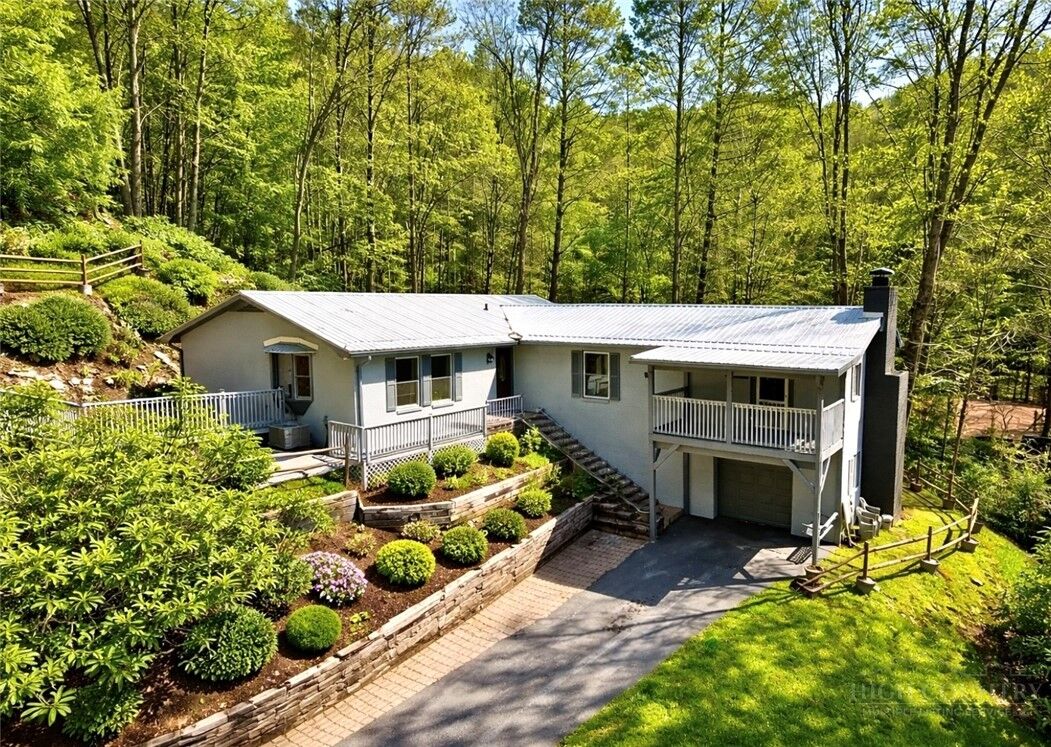 Property Photo:  913 Winterberry Trail  NC 28607 