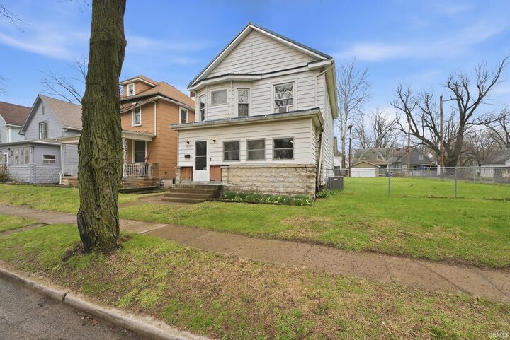 Property Photo:  402 Perry Avenue  IN 46808-3358 