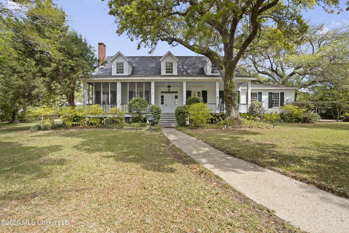 Property Photo:  813 Harbor Lane  MS 39567 