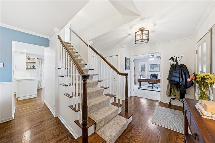 Property Photo:  334 E McKenna Court  IL 60126 