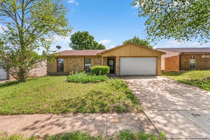 Property Photo: 7112 Winterberry Drive TX 75249