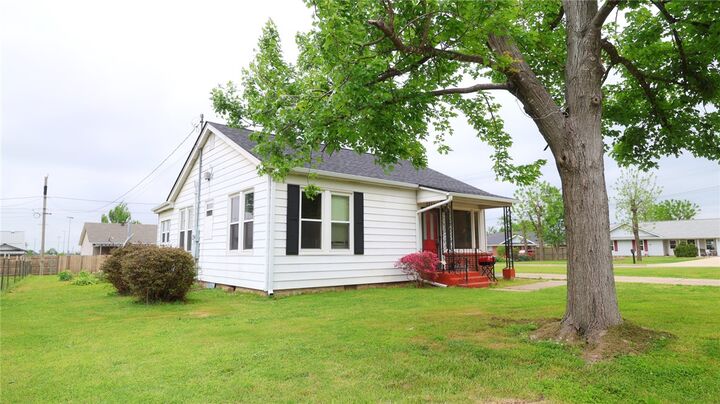 Property Photo:  1112 10th Street  AR 72756 