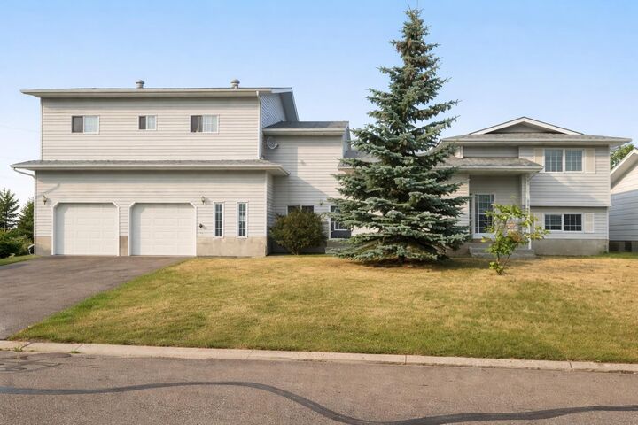 702 10 Avenue — photo 1