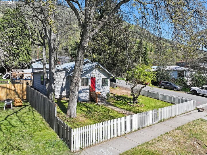 Property Photo: 320 E Steuben St WA 98605