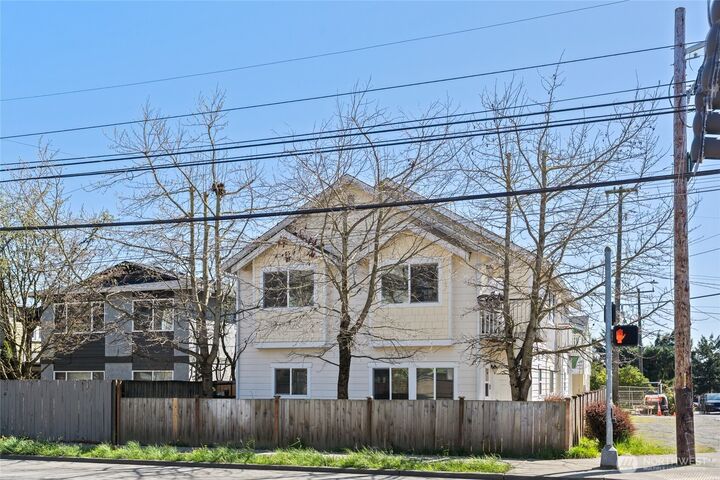 Property Photo: 501 N 105th Street B WA 98133