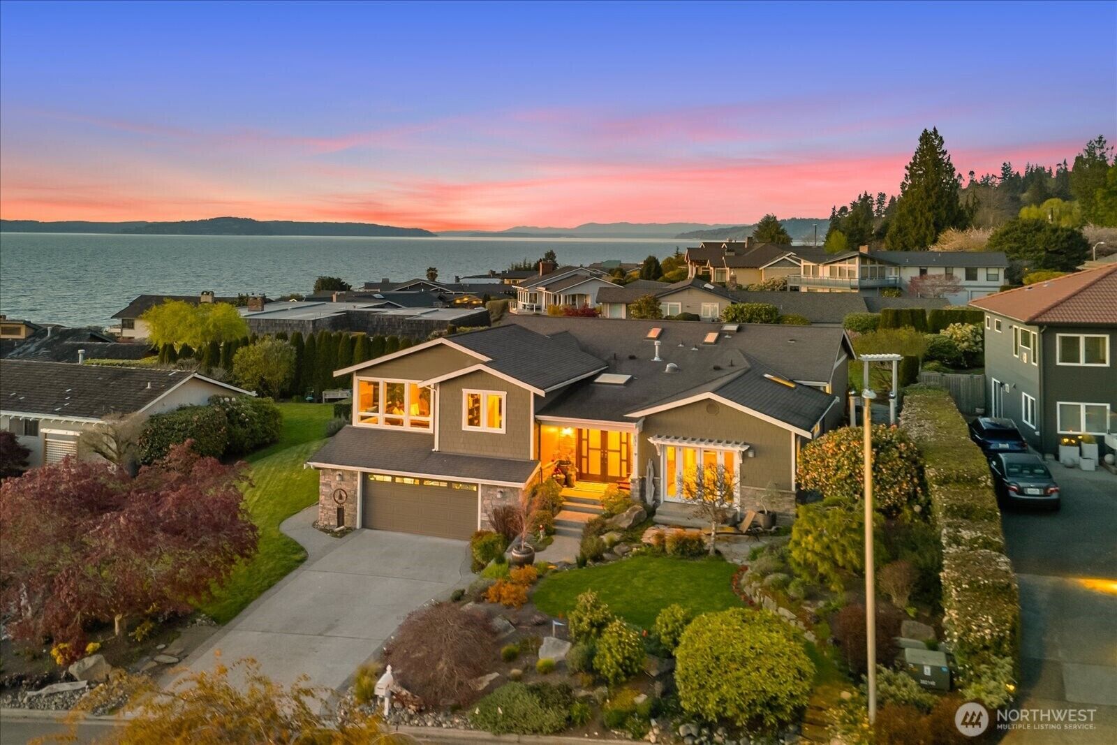 Property Photo:  831  Northstream Lane  WA 98020 