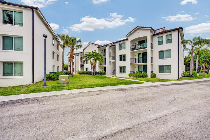 Property Photo:  1010 Villa Circle  FL 33435 