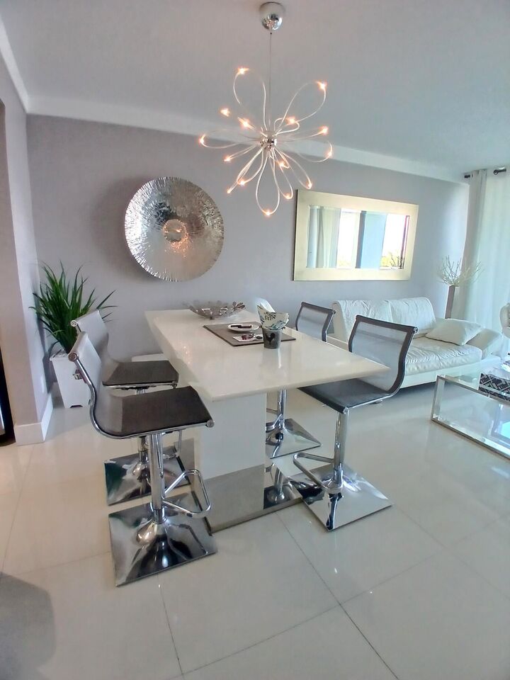 Property Photo:  1830 Embassy Drive 611  FL 33401 