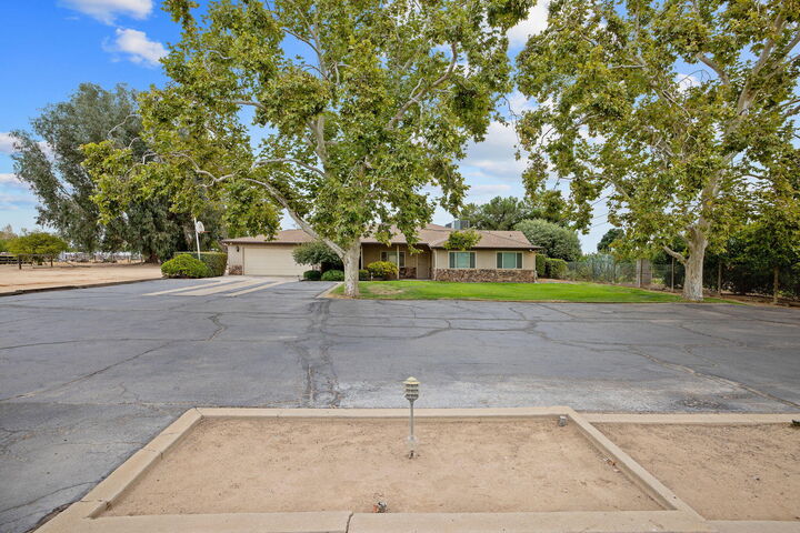 Property Photo: 1714 N Blythe Avenue CA 93722