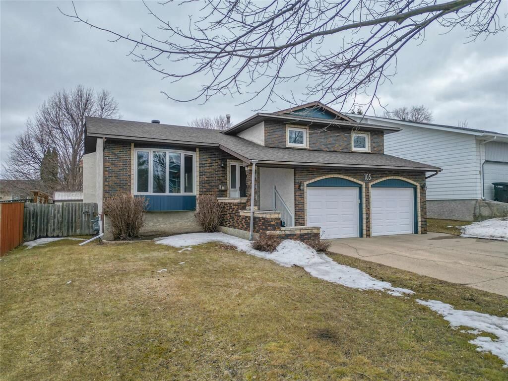 Property Photo:  105 Lynx Crescent  MB R7B 3R4 
