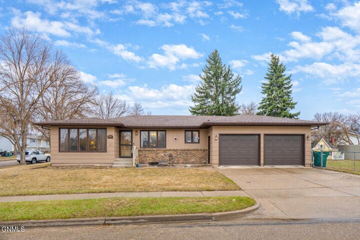Property Photo:  1913 Grant Drive  ND 58501 