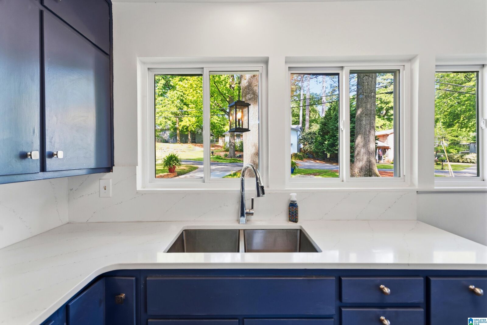 Property Photo: 545 Edgecrest Drive AL 35209