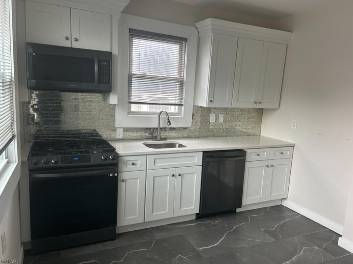 Property Photo:  194 Wainwright St 1  NJ 07112 