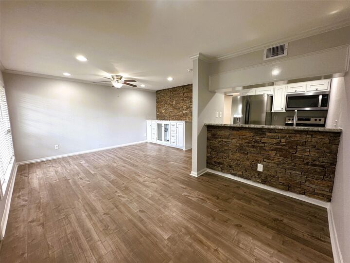 Property Photo:  5333 Richmond Avenue 10  TX 77056 