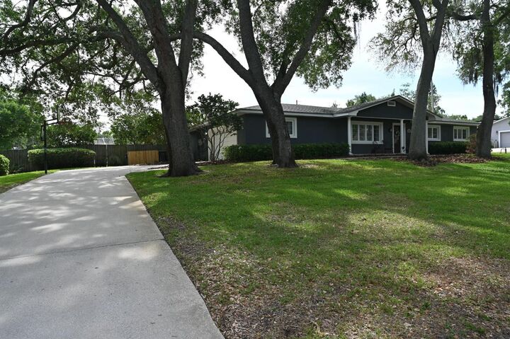 Property Photo:  1311 Estatewood Drive  FL 33510 