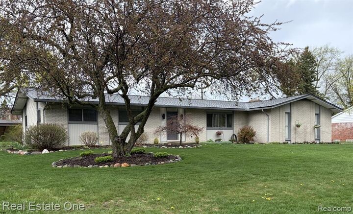 Property Photo:  1115 Torpey Drive  MI 48083 5442 