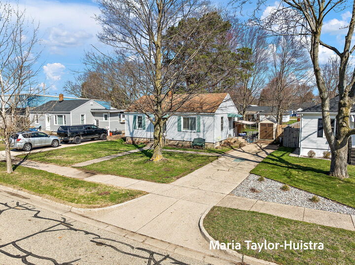 Property Photo:  1525 Grant Avenue  MI 49417 