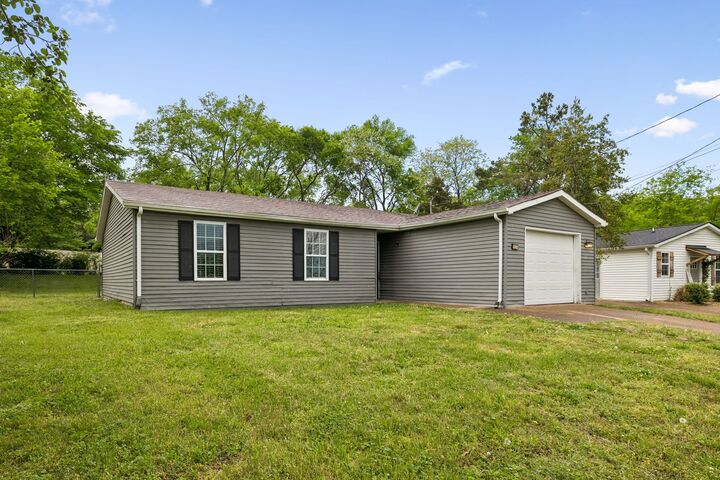Property Photo:  809 Fawn Ln  TN 37115 