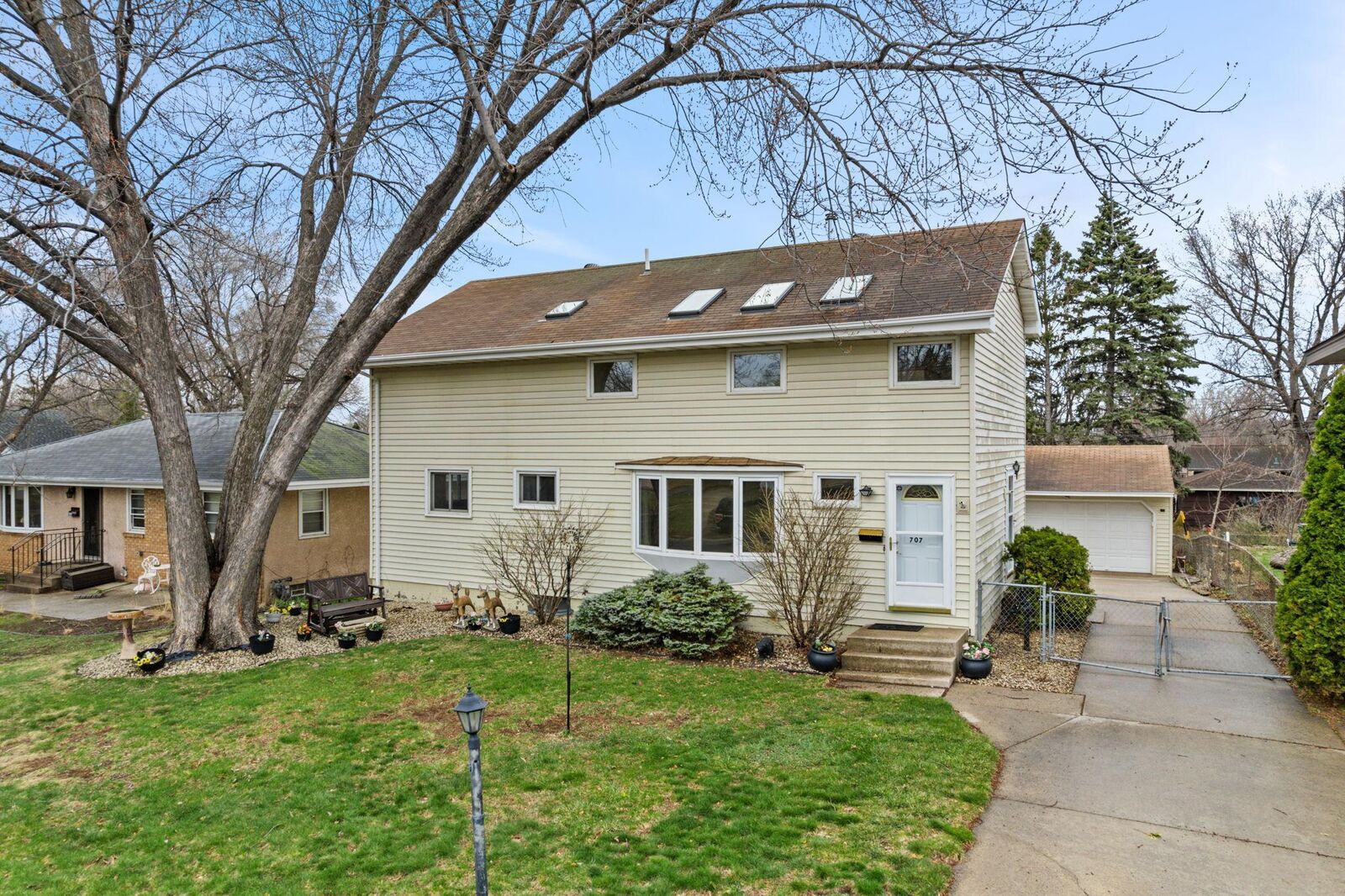 Property Photo:  707 50 1/2 Avenue NE  MN 55421 