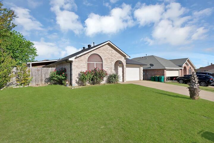 Property Photo:  828 Windswept Drive  TX 75104 