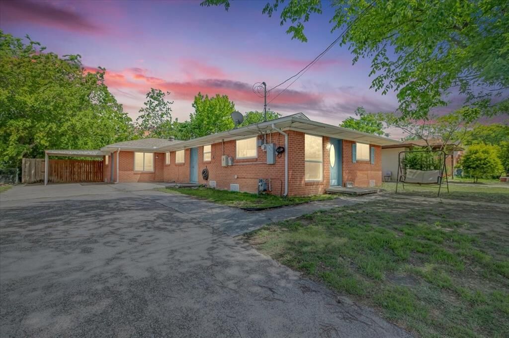 Property Photo: 713 Bailey Street TX 76205