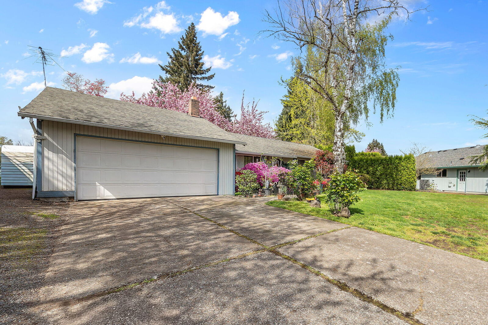 Property Photo:  230 SW 8th Avenue  OR 97013 