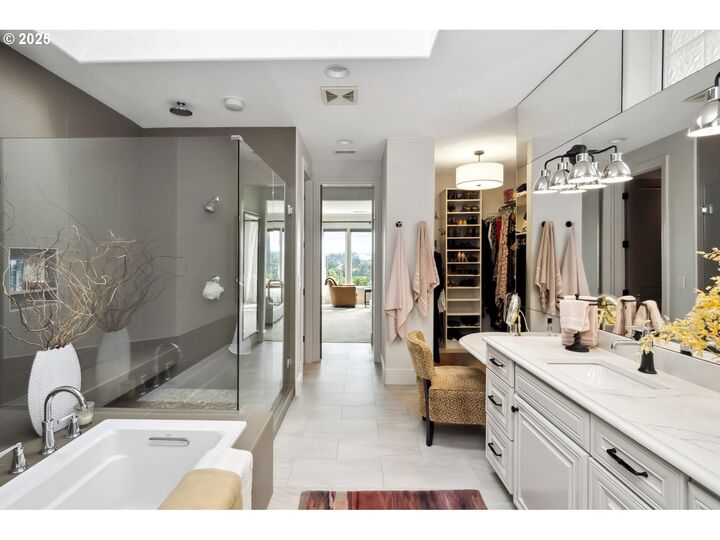 Property Photo: 7568 S Laview Dr OR 97219