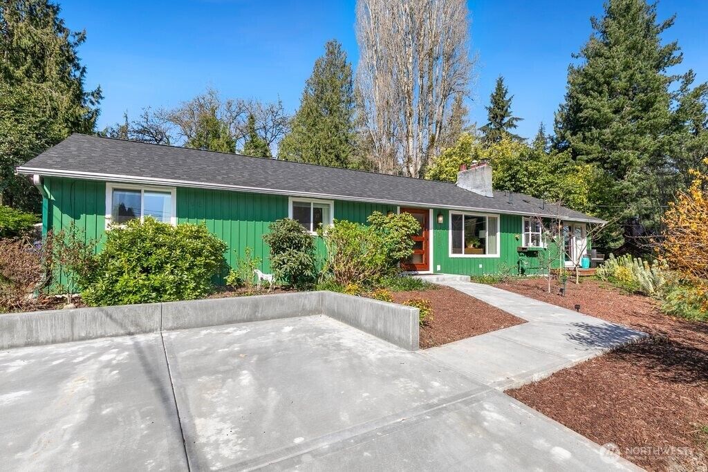 Property Photo: 16533 34th Avenue NE WA 98155