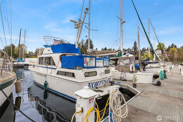 Property Photo: 141 Parfitt Way SW D-20 WA 98110