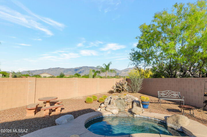 Property Photo:  909 W Leatherleaf Drive  AZ 85755 