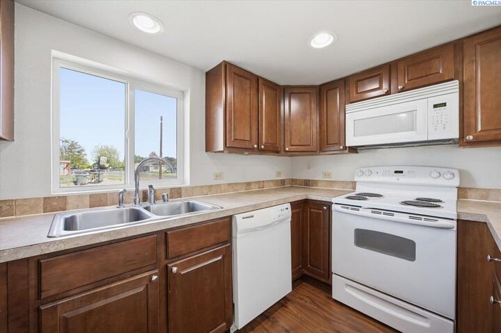 Property Photo: 412 Adams St WA 99352