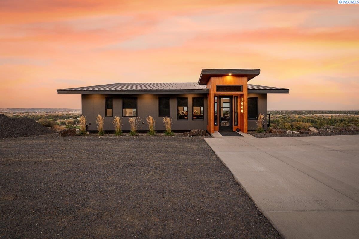 Property Photo:  1880 Artemis Rdg  WA 99353-9016 