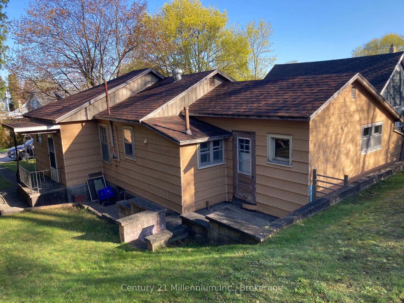 Property Photo:  897 McDonald Avenue  ON N2Z 1A5 