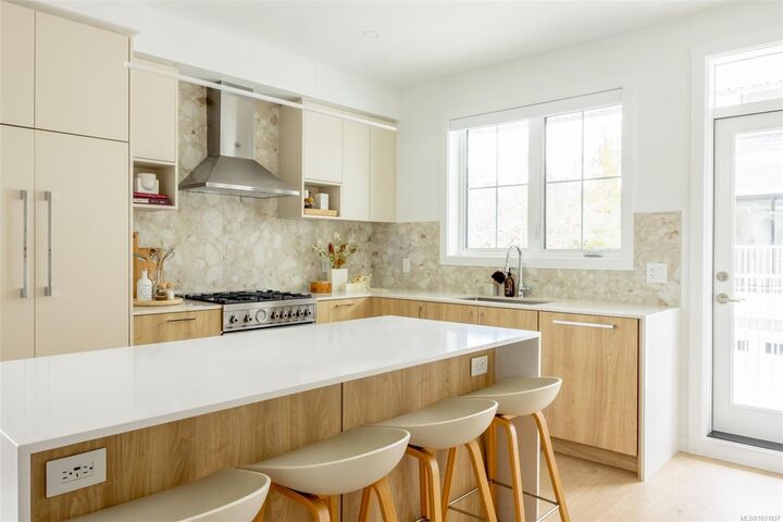 Property Photo:  630 Gorge Rd W Th7  BC V9A 1N5 