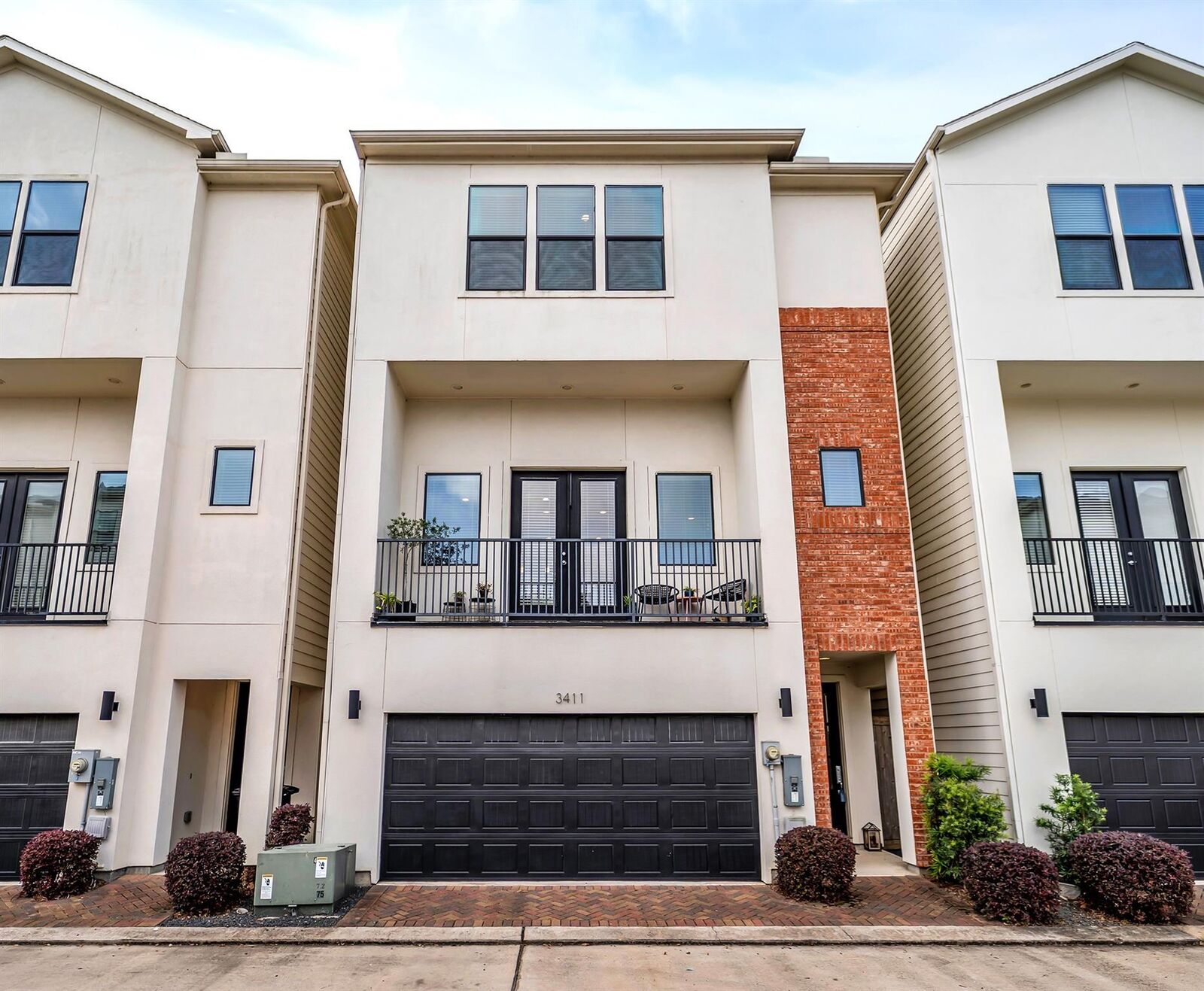 Property Photo:  3411 Kensington Yellow Place  TX 77008 